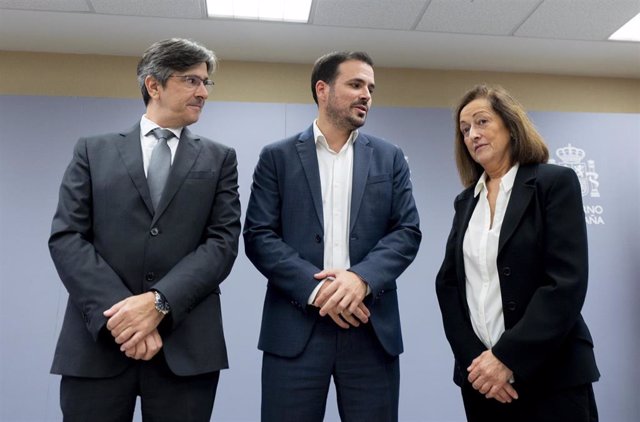 (I-D) El director general de ordenación del juego, Mikel Arana Echezarreta; el ministro de Consumo en funciones, Alberto Garzón, y la jefa del servicio de psiquiatría del hospital Ramón y Cajal, Ángela Ibáñez Cuadrado, posan tras el acto de presentación d