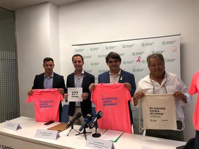 El director general de Deportes de Palma, David Salom;  el presidente del Consell de Mallorca, Llorenç Galmés; el presidente de la Asociación Española Contra el Cáncer (AECC) de Baleares, José  Reyes; y el director de Unisport Consulting, Manuel Hernández