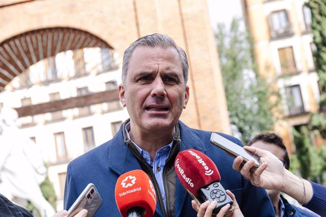 El portavoz de Vox en el Ayuntamiento de Madrid, Javier Ortega Smith, atiende a los medios de comunicación durante su visita a la Plaza del Dos de Mayo, a 20 de octubre de 2023, en Madrid (España).