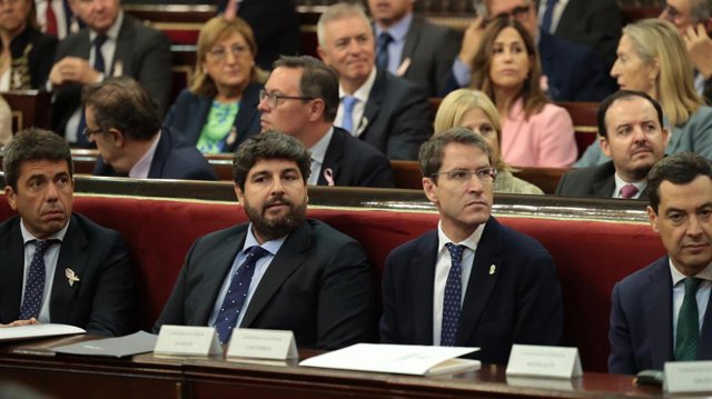 El presidente de la Región de Murcia, Fernando López Miras (i) y el presidente de La Rioja, Gonzalo Capellán de Miguel (d), durante un debate tras la Comisión General de las Comunidades Autónomas, en el Senado