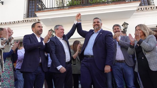 El secretario general del PSOE de Andalucía, Juan Espadas, junto al alcalde socialista en Mijas (Málaga), Josele González.