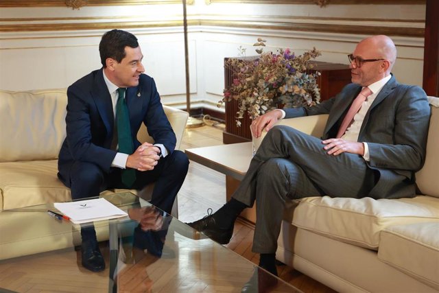 El presidente de la Junta de Andalucía, Juanma Moreno, se reúne en el Palacio de San Telmo con el embajador de los Países Bajos en España, Roel Nieuwenkamp.
