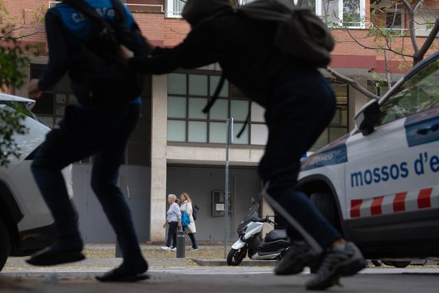 Un cotxe dels Mossos d'Esquadra davant una sinagoga