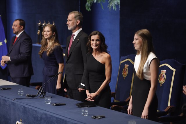 (I-D) La princesa Leonor,el Rey Felipe VI, la Reina Letizia y la Infanta Sofía presiden la 43ª edición de la entrega de los ‘Premios Princesa de Asturias 2023’, en el teatro Campoamor