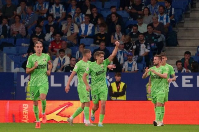 Varios futbolistas del CD Leganés celebran un gol.