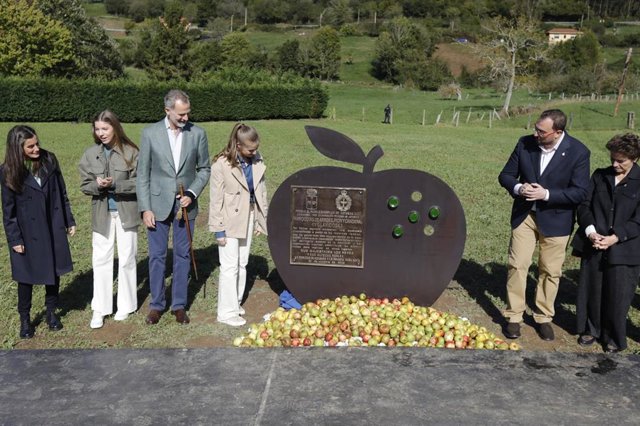 La Familia Real recorrió las parroquias de Arroes y Pión que junto a Candanal han recibido el galardón de Pueblo Ejemplar.
