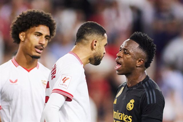 Vinicius Junior of Real Madrid fights with Youssef En-Nesyri of Sevilla FC during the Spanish league, LaLiga EA Sports, football match played between Sevilla FC and Real Madrid at Ramon Sanchez-Pizjuan stadium on October 21, 2023, in Sevilla, Spain.