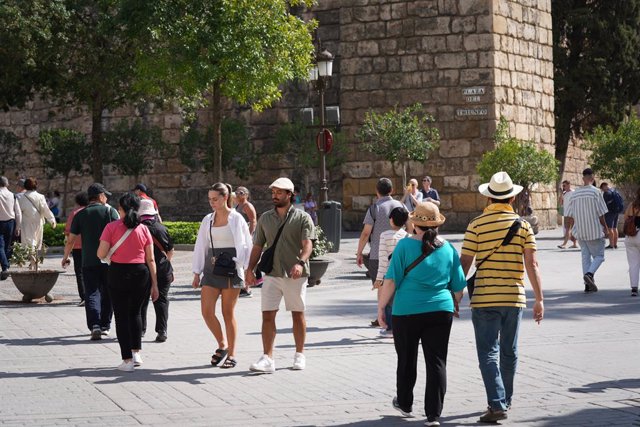 Turistas pasean por los lugares más representativos de la ciudad de Sevilla, (Andalucía, España). 