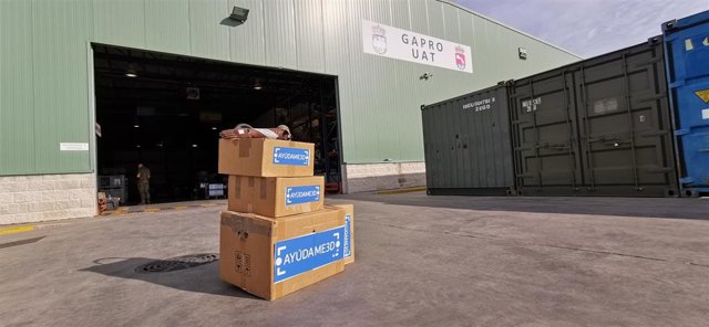 Cajas de material de la ONG Ayúdame 3D