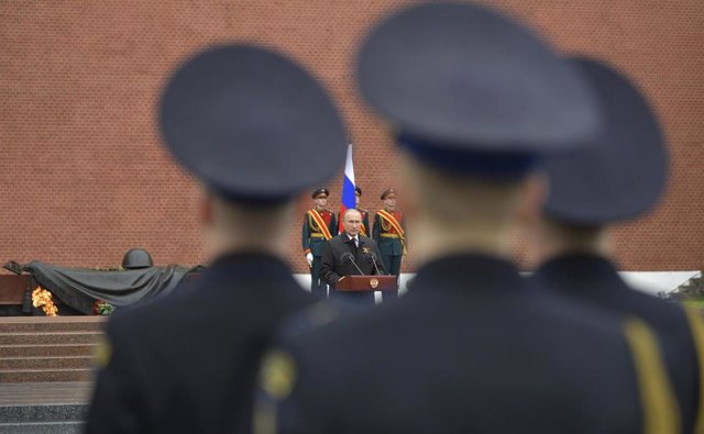 Archivo - Vladimir Putin preside un desfile militar en Moscú 