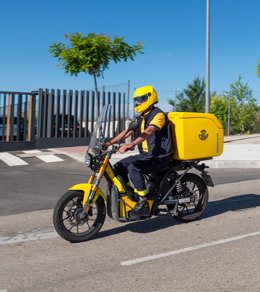 Archivo - Trabajador de Correos en moto.