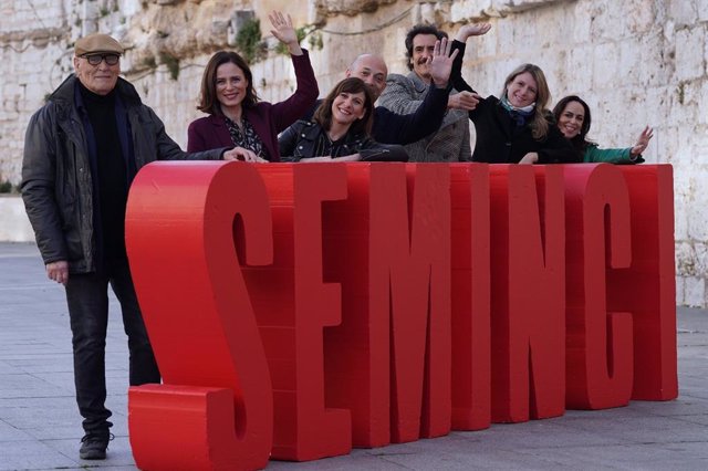 Foto de familia del equipo de la película 'Que nadie duerma' tras su presentación en la Seminci de Valladolid