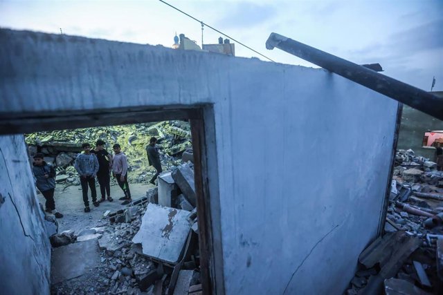 Archivo - Edificio destruido por un bombardeo israelí en Yabalia, en la Franja de Gaza