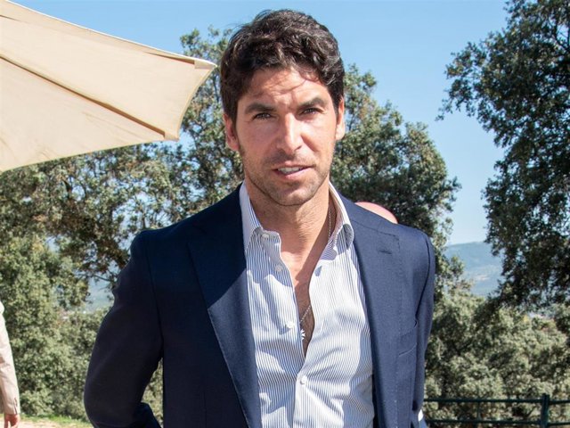 Cayetano Rivera posa a su llegada a la cátedra Vargas Llosa, a 06 de octubre de 2023, en San Lorenzo de El Escorial (España)