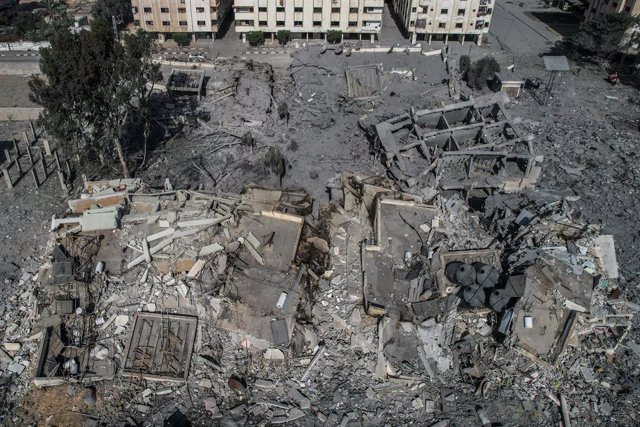 Edificios destruidos por bombardeos israelíes contra la Franja de Gaza
