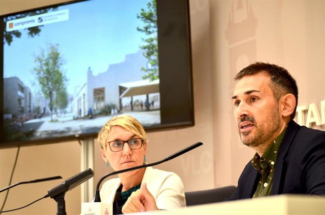La portavoz adjunta de Compromís en el Ayuntamiento de València, Papi Robles, y el edil de esta formación Sergi Campillo, en rueda de prensa
