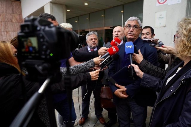 El portavoz de la familia de Lucía Garrido haciendo declaraciones a los periodistas antes del nuevo juicio por el asesinato de la mujer.