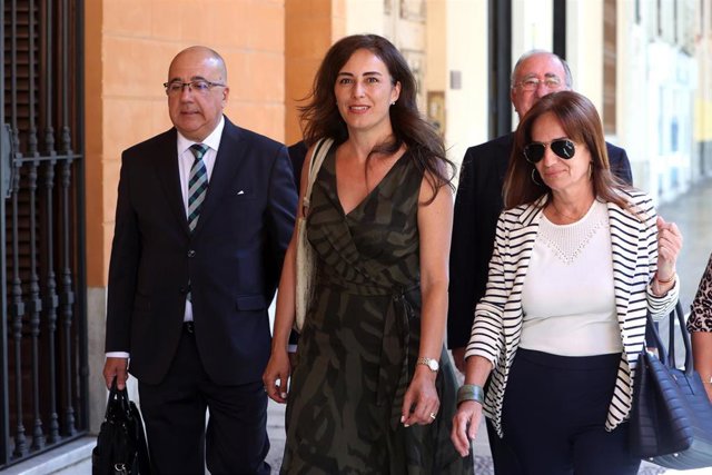 Archivo - El diputado de Vox Francisco José Cardona, junto a la portavoz, Idoia Ribas, llegando al Parlament en julio.