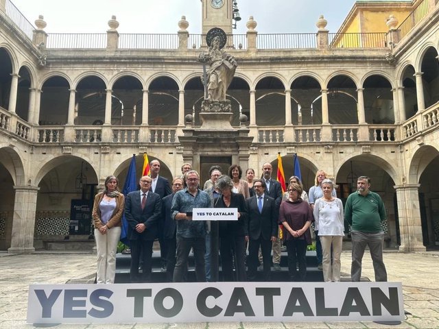 Imatge dels signants a l'IEC