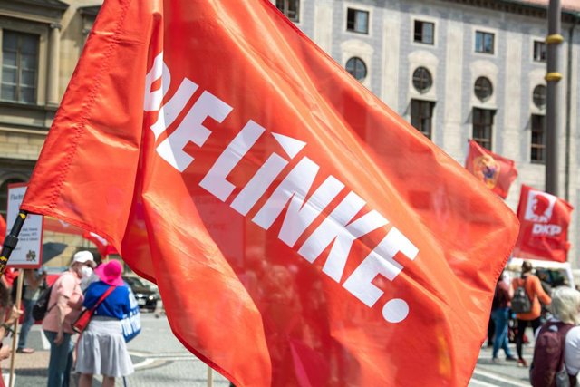 Archivo - Bandera del partido Die Linke durante una manifestación en Alemania