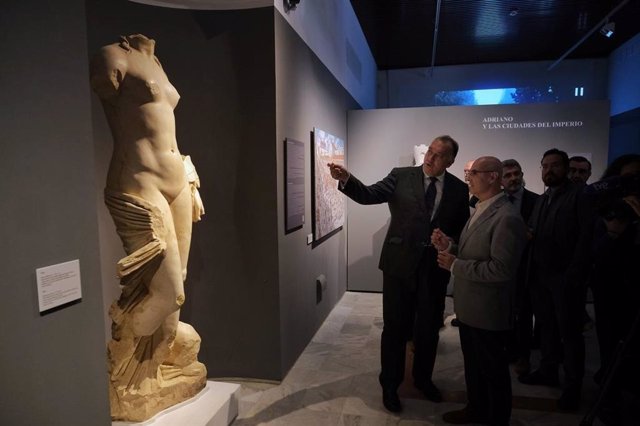 El consejero de Cultura, Arturo Bernal, en la exposición 'Itálica. Ciudad ceremonial', en Santiponce (Sevilla).