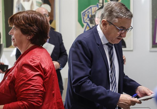 El conseller de Educación, Universidades y Empleo, José Antonio Rovira, y la presidenta de la Acadèmia Valenciana de la Llengua, Verònica Cantó, a su llegada para reunirse en la Conselleria de Educación