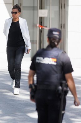 Una amiga de la jugadora de la selección femenina Jenni Hermoso a su llegada a la Audiencia Nacional para ser interrogado, a 25 de septiembre de 2023, en Madrid (España). El juez de la Audiencia Nacional que investiga al expresidente de la Real Federación