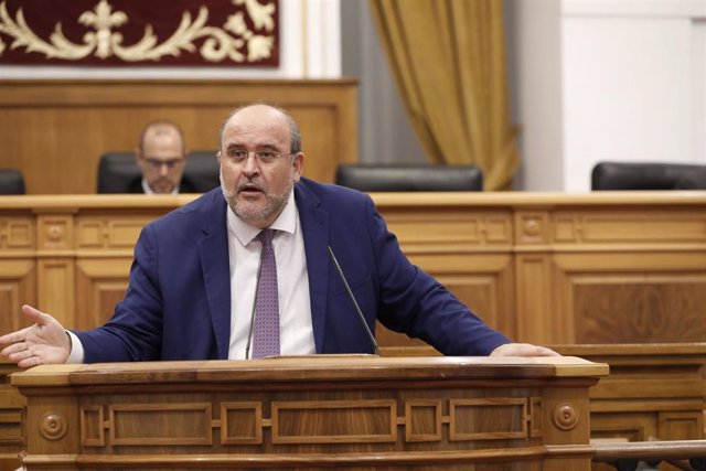 Archivo - El vicepresidente de Castilla-La Mancha, José Luis Martínez Guijarro, interviene en el Pleno de las Cortes regionales.