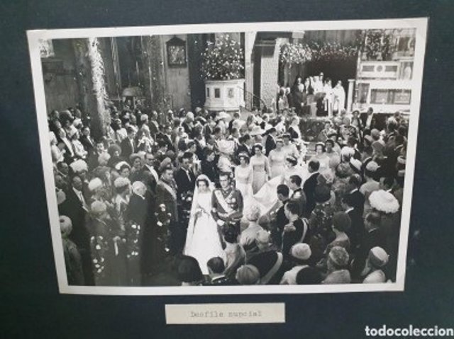Fotografía del desfile nupcial de Juan Carlos I y Sofía junto a invitados como el Duque de Albuquerque, el Duque de Calabria, el Infante D. Luis de Baviera o los Duques de Alba; a subasta en todocoleccion.Net