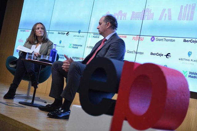 La delegada de Europa Press en Madrid, Cristina de la Rica (i) y el consejero de Digitalización de la Comunidad de Madrid, Miguel López-Valverde Argüeso (d), durante un desayuno de Europa Press Madrid, en el  Auditorio "Meeting Place", a 24 de octubre de 