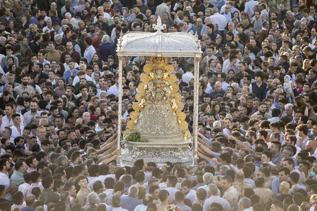 Archivo - La Virgen del Rocío procesiona por las calles de la aldea, a 29 de mayo de 2023, en una imagen de archivo.