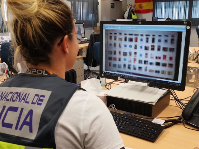 Imatge de la Policia Nacional investigant el cas