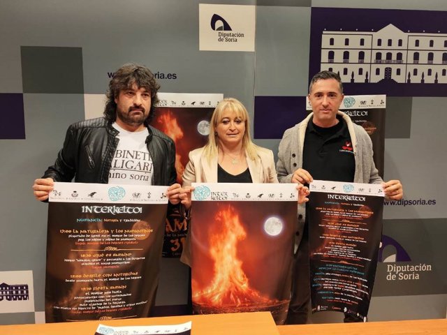 Rubén García (i), María José Jiménez y Alberto de la Cruz presentan el Samaín de Garray (Soria).