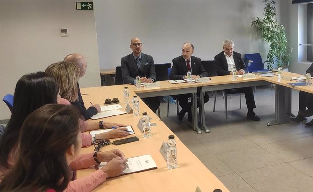 El delegado del Gobierno en Aragón, Fernando Beltrán, se reúne con las entidades solidarias que colaboran en la acogida de migrantes en la comunidad autónoma.