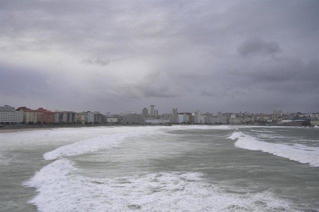 El mar, con olas de hasta 10 metros, a 20 de octubre de 2023, en A Coruña, Galicia (España). La Xunta ha activado para hoy la alerta roja por temporal costero en el litoral Norte y Noroeste de la provincia de A Coruña, incluyendo la ciudad, y en la costa 