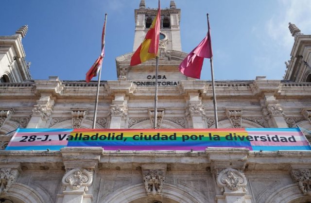 Archivo - La bandera del 'Orgullo LGTBi' en el balcón del Ayuntamiento de Valladolid.