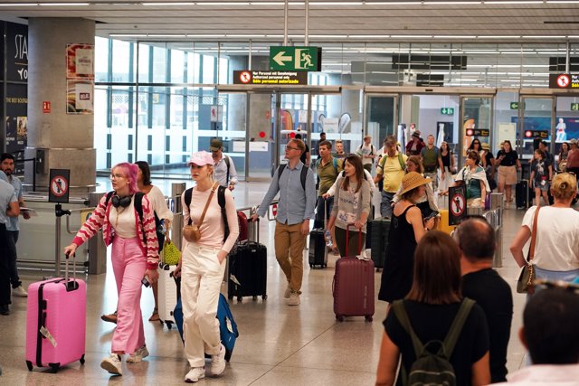 Archivo - Cientos de personas a su llegada al aeropuerto de Málaga Costa del Sol.