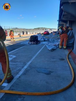 Bomberos sofocan un incendio en uno de los boxes del Circuit Ricardo Tormo de Cheste (Valencia)