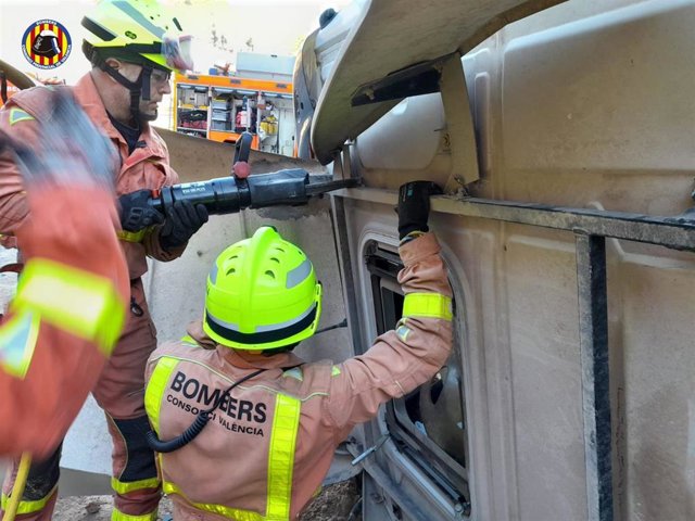 Efectivos del Consorcio trabajando para excarcelar a uno de los conductores atrapados