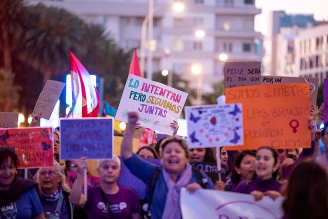 Archivo - Cientos de personas durante una manifestación con motivo del Día Internacional de la Mujer, a 8 de marzo de 2023, en Las Palmas de Gran Canaria.