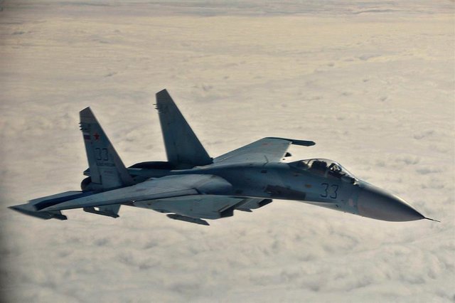 Archivo - Aug. 27, 2013 - Anchorage, AK, United States of America - Russian Federation Air Force Su-27 Sukhoi fighter aircraft intercept a simulated hijacked aircraft entering Russian airspace during Exercise Vigilant Eagle August 27, 2013 over Alaska. Th
