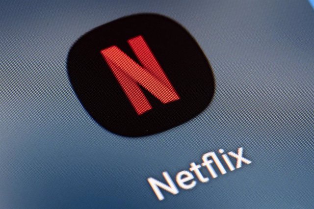 Archivo - FILED - 21 January 2022, Berlin: The icon of Netflix's app can be seen on the screen of a smartphone. Photo: Fabian Sommer/dpa