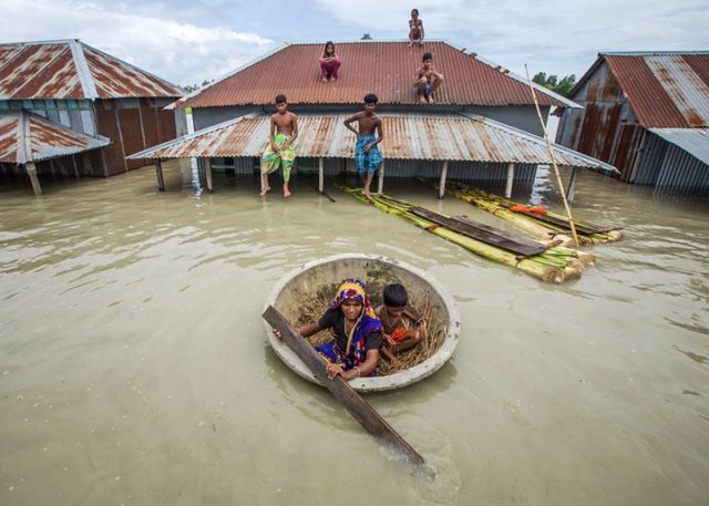 Bangladesh, 2020. Las casas están casi sumergidas debido a las inundaciones en Sirajganj, Bangladesh.