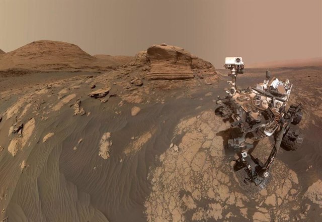 El rover Curiosity de la NASA en Marte utilizó dos cámaras diferentes para crear esta selfie frente al Mont Mercou, un afloramiento rocoso de 7 metros de altura