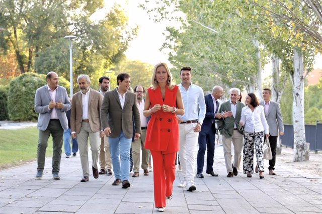 La alcaldesa de Alcobendas, Rocío García, al frente de su nuevo equipo de gobierno en el Ayuntamiento