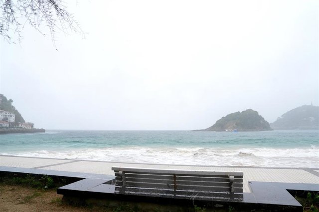 Viento y chibascos en la playa de Ondarreta