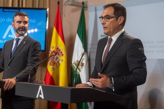 El consejero de Sostenibilidad y portavoz del gobierno, Ramón Fernández-Pacheco, y el consejero de Justicia, José Antonio Nieto, en la rueda de prensa posterior al Consejo de Gobierno.