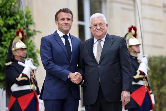 Archivo - El presidente de Francia, Emmanuel Macron (i), con el presidente de la Autoridad Palestina, Mahmud Abbas (d)