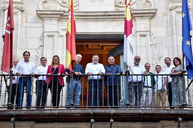 Archivo - Visita de una delegación de Toro Verde al Ayuntamiento de Cuenca.