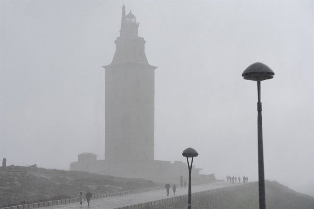 Archivo - Fuertes lluvias en las inmediaciones de la Torre de Hércules, cerrada hoy por el mal tiempo, a 13 de febrero de 2022, en A Coruña, Galicia (España). La entrada de un temporal en Galicia provoca que La Agencia Estatal de Meteorología haya activad